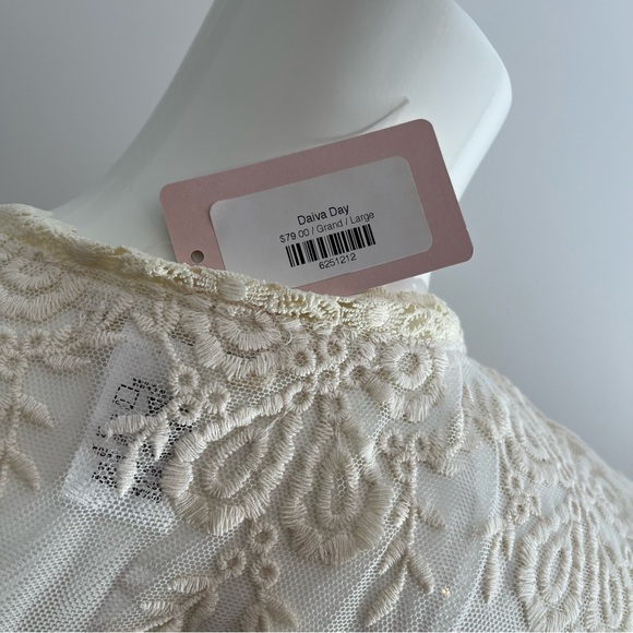[M] MAIN STRIP Lace Tunic - Picture 9 of 13
